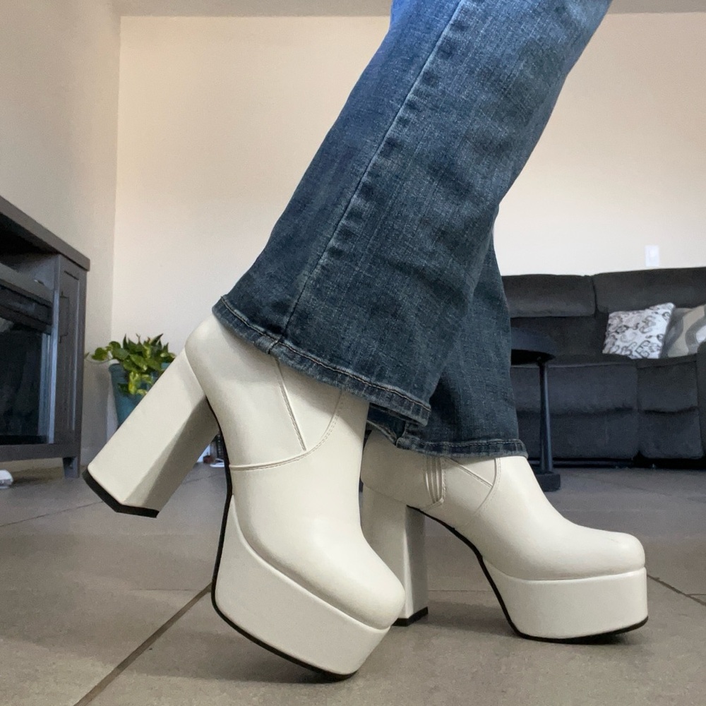 Dolls Kill White Platform Heeled Booties • Size 6 • 🎀